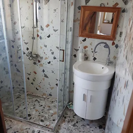 منزل ريفي Faith's Stone House Simou